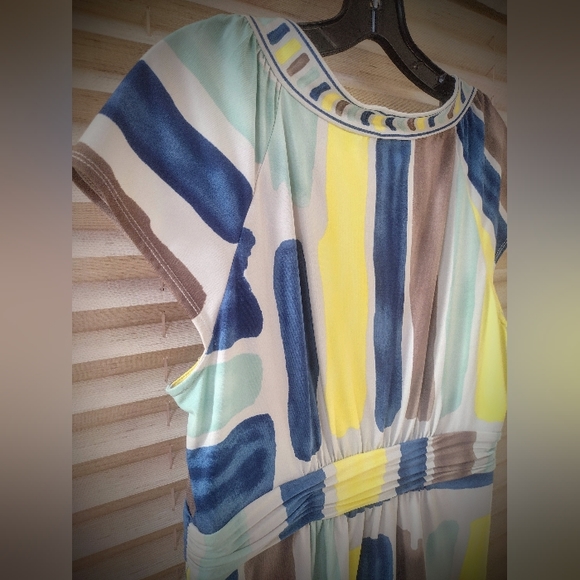 BCBGMaxAzria V-Neck Short Sleeve Blouse, Multicolor, Perfect Condition - Picture 6 of 7